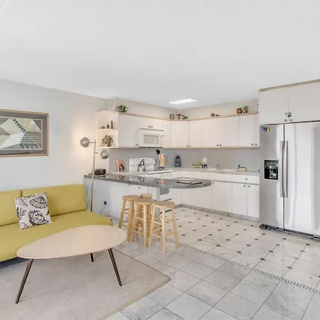Steps To The Beach! Gorgeous Ocean-View Condo With Complimentary Parking